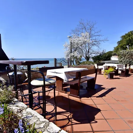 In Basanija Mit Schoener Terrasse By Interhome Apartman Zambratija